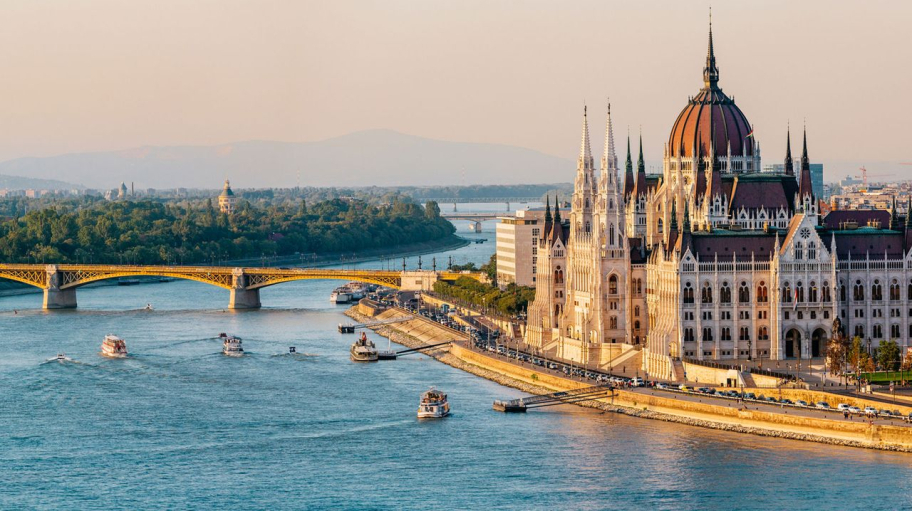 11589-iStock-Andrey-Danilovich-parlamentsgebaeude-donau-budapest-sehenswuerdigkeiten